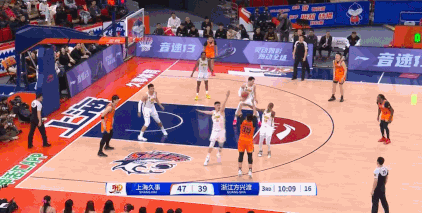 [上海以15-4打出惊人一波，瞬息之间领先广厦22分]